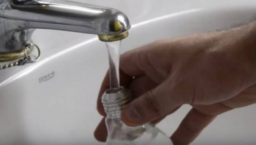 Τοποθετεί μια λάμπα κάτω από τη βρύση – Μόλις δείτε γιατί το κάνει θα τρέξετε να κάνετε ακριβώς το ίδιο! (βίντεο)